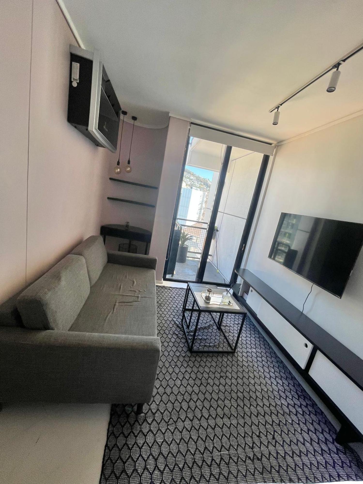 Flamingo In Sea Point With Mountain View Apartment *